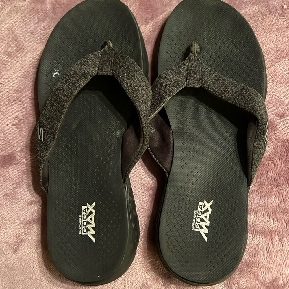 Black skechers gently used flip flops. Size 8